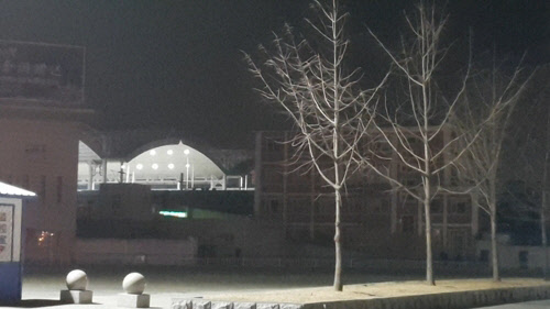 김정은 북한 국무위원장이 탑승한 것으로 추정되는 열차가 23일(현지시간) 오후 10시 13분께 중국 단둥역을 빠져나가고 있다. 연합뉴스